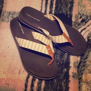 Tommy Hilfiger size 9 tan/white flip flop sandals